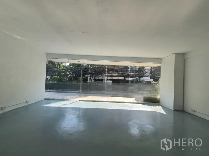Retail Space for rent in Watthana, Bangkok - Open-plan retail interior with floor-to-ceiling windows providing strong natural light from the street.