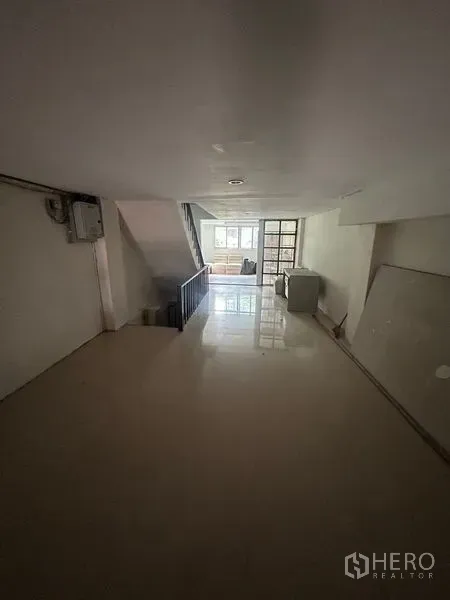 店屋 出租在Khlong Toei, Bangkok - 进深较长的商铺楼层，前端采光窗与中央楼梯，地面光洁。