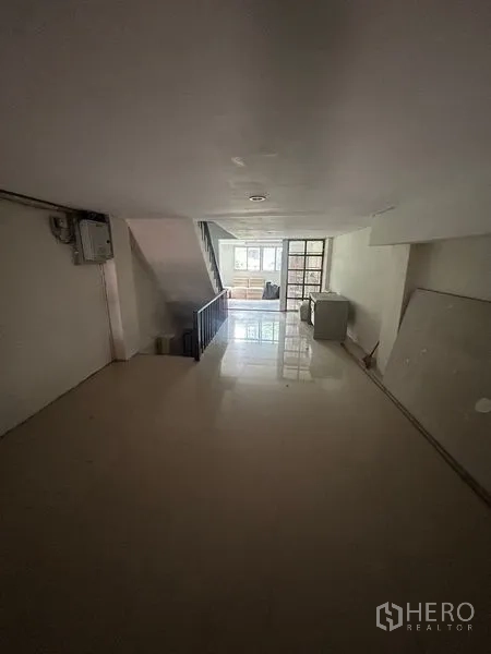 店屋 出租在Khlong Toei, Bangkok - 进深较长的商铺楼层，前端采光窗与中央楼梯，地面光洁。