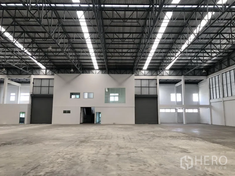 Factory for rent in Phra Nakhon Si Ayutthaya - Factory hall front showing two roller shutters and integrated office block.