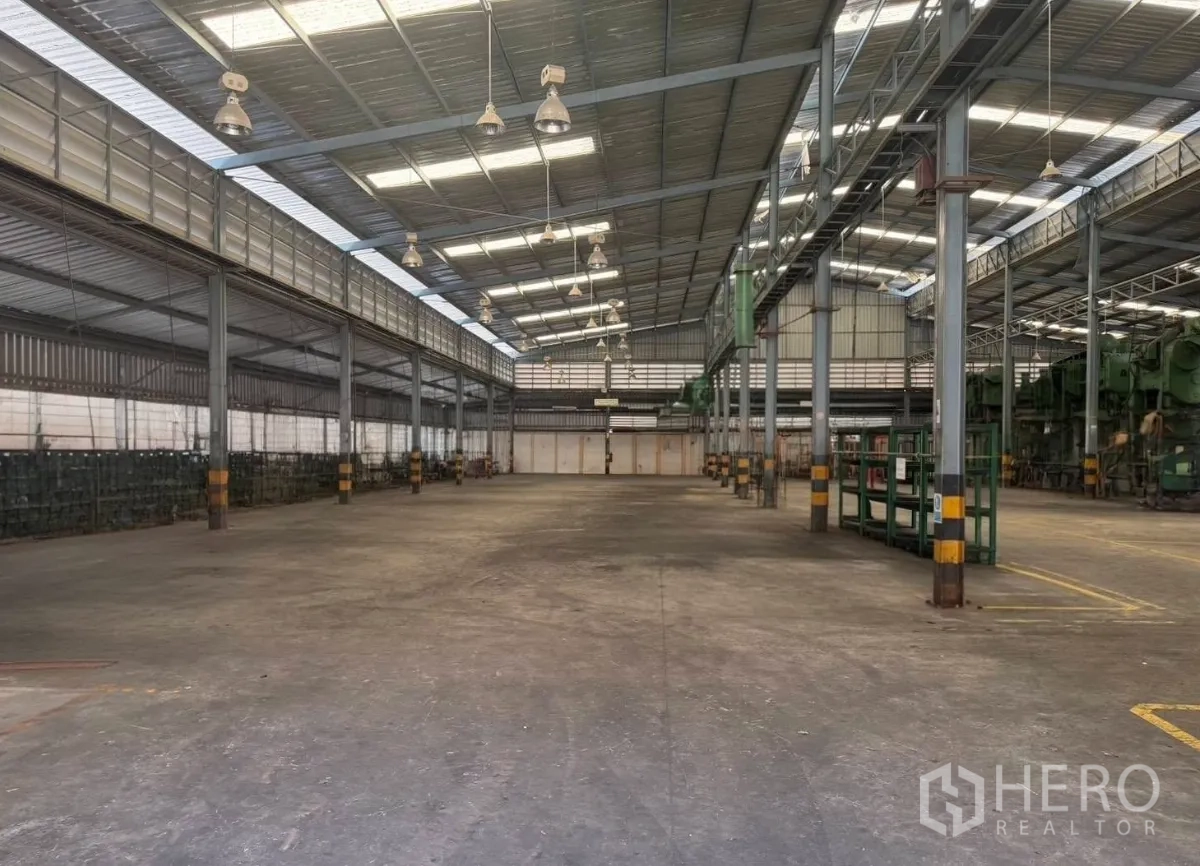 Factory for rent in Bang Phli, Samut Prakan - Spacious factory hall with steel columns, high roof and skylights for natural light.