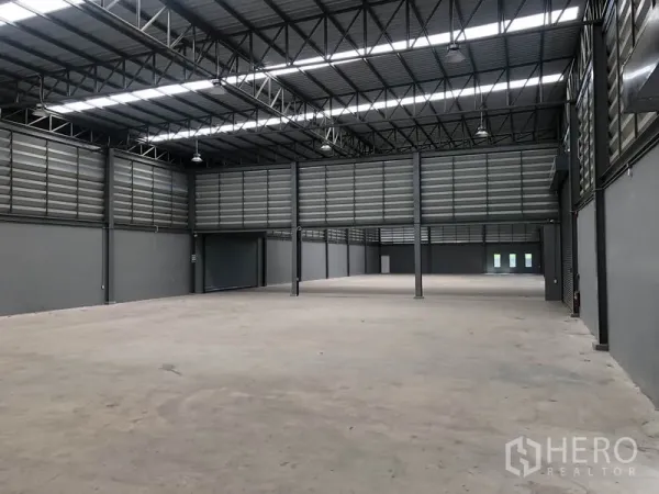 工厂 出租或出售在Bang Bo, Samut Prakan - 开阔生产空间，通风百叶与天窗采光，混凝土地面。