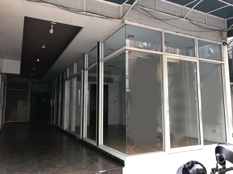 Retail Space for rent in Khlong Toei, Bangkok - Street-level retail unit with floor-to-ceiling glass corner frontage, glass door and a covered walkway in Phrom Phong.