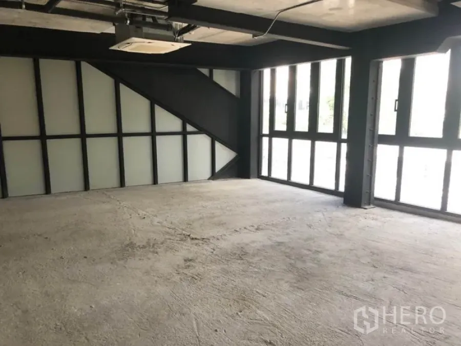 Retail Space for rent in Khlong Toei, Bangkok - Open-plan 118 sqm retail space with concrete floor and floor-to-ceiling windows near Phrom Phong.