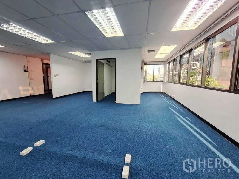 Office Space for rent in Khlong Toei, Bangkok - Open workspace with abundant windows and a compact internal room near the center.