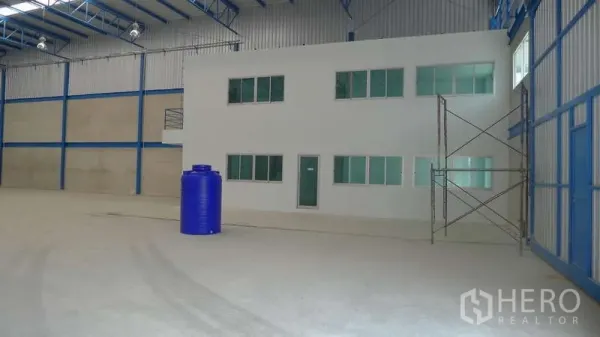 Warehouse for rent in Bang Phli, Samut Prakan - Two-storey internal office block with multiple windows inside a spacious warehouse.