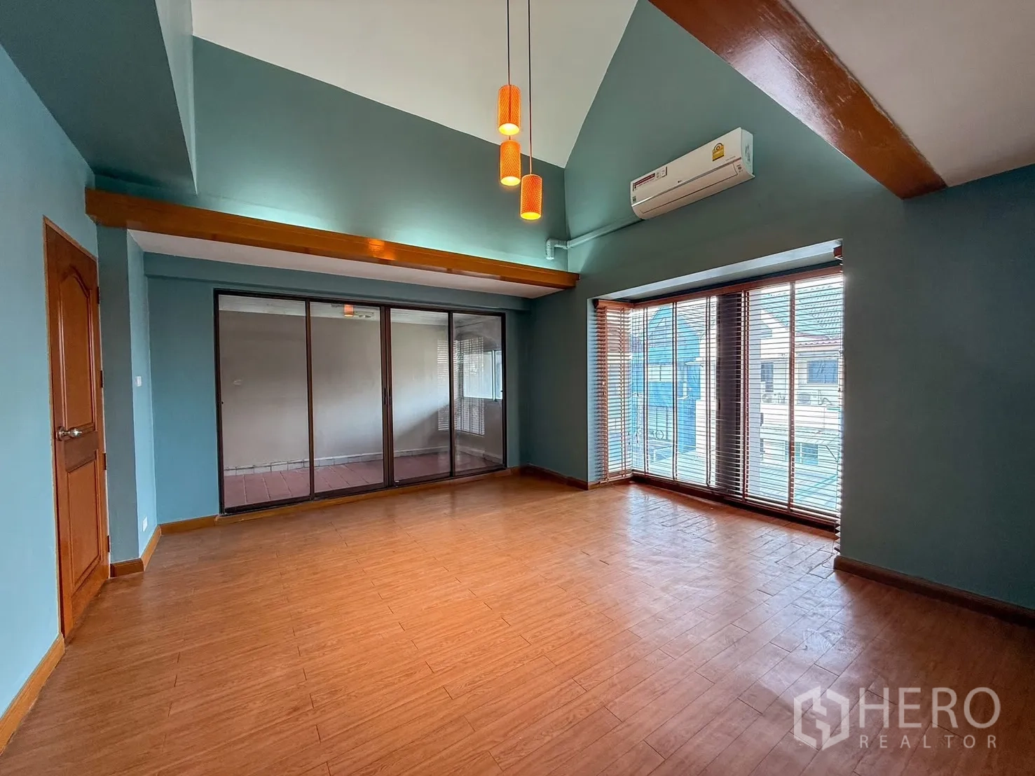 Home Office for rent in Wang Thonglang, Bangkok - Upper room with vaulted ceiling, exposed beams and wide windows.