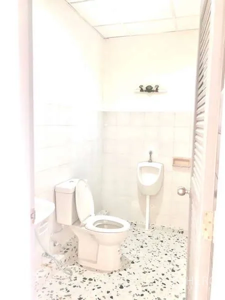 办公空间 出租在Bang Kapi, Bangkok - 楼层内卫生间，配坐便器与小便斗，浅色瓷砖干净明亮。