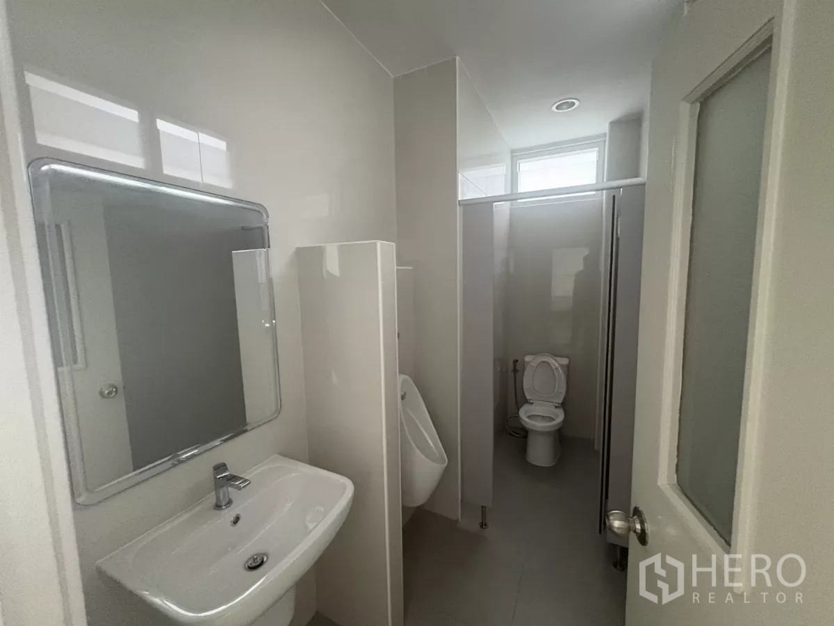 Factory for rent in Bang Phli, Samut Prakan - Restroom with sink, urinal and private toilet stall.