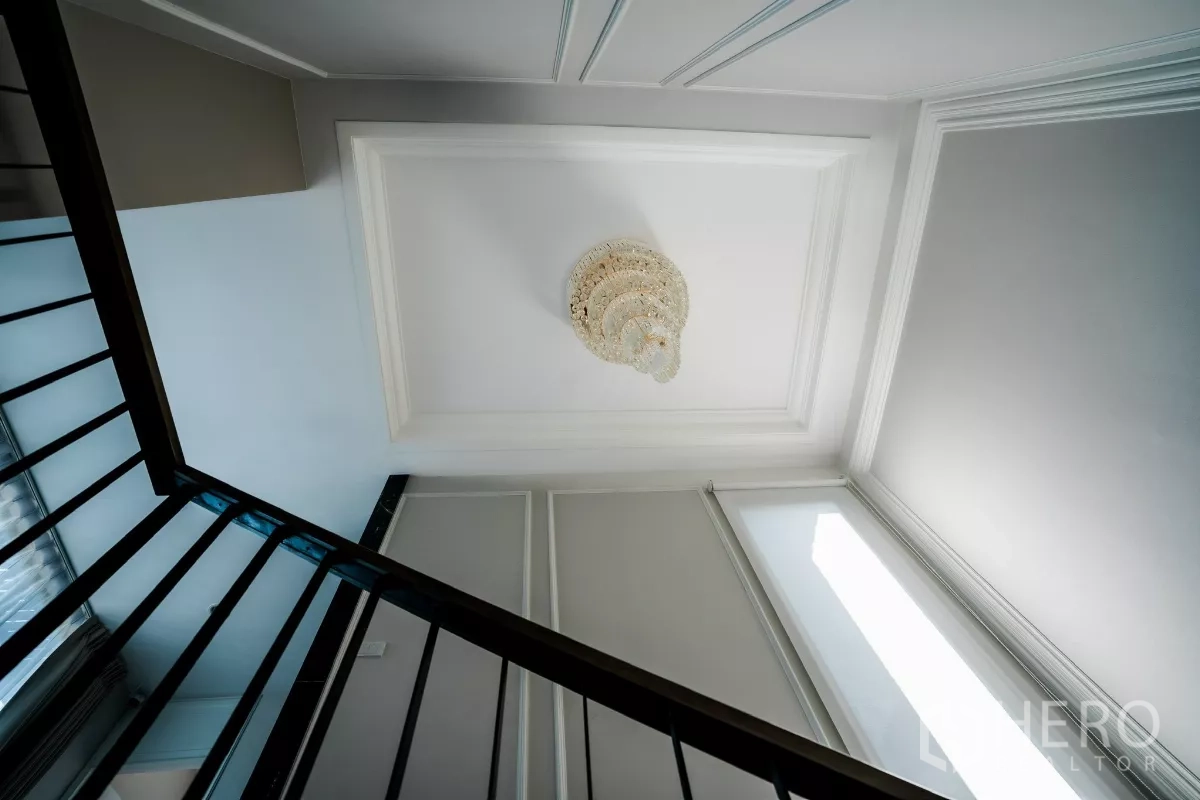 Detached House for rent or sale in Bang Kapi, Bangkok - Staircase landing with high ceiling, decorative chandelier and natural light.