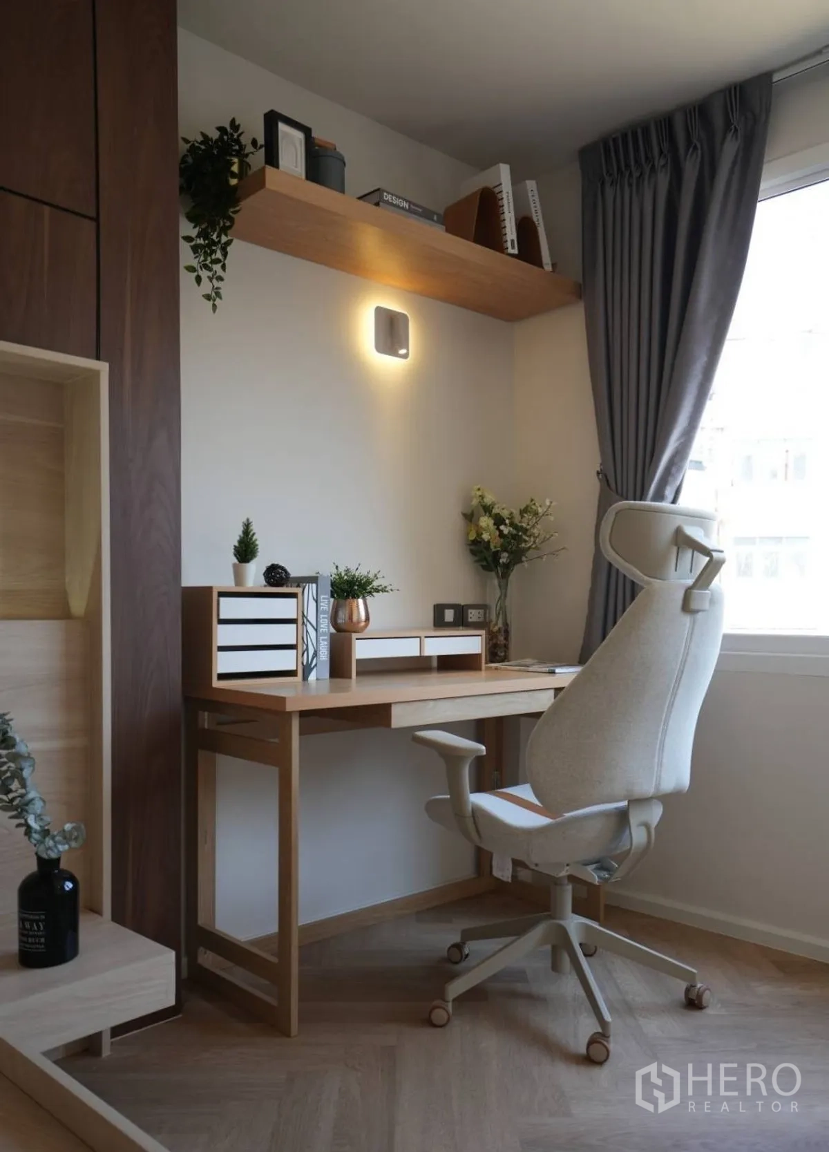 Townhouse for rent or sale in Watthana, Bangkok - Built-in study desk with shelves and ergonomic chair by the window.