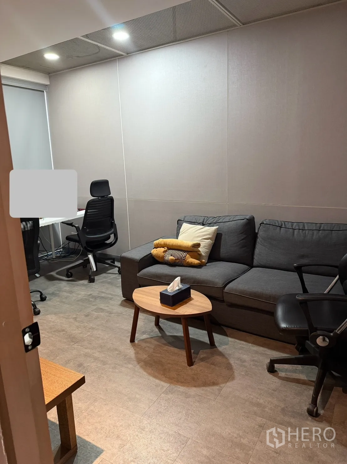 โฮมออฟฟิศ for rent in Watthana, Bangkok - ห้องประชุมขนาดกะทัดรัด โซฟาสีเทา เก้าอี้สำนักงาน และโต๊ะกลางทรงกลม