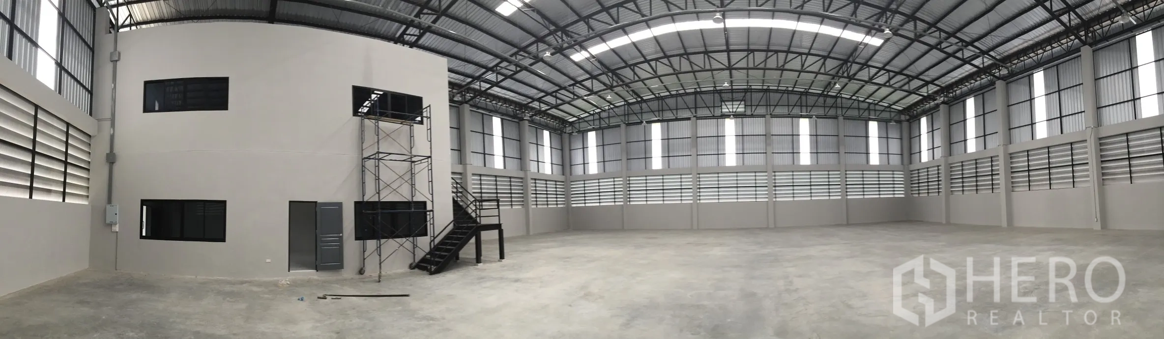 โกดัง for rent in Bang Phli, Samut Prakan - ภาพพาโนราม่าโกดัง มีอาคารสำนักงานภายในและบันได