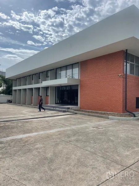 โรงงาน ให้เช่าในMueang Samut Prakan, Samut Prakan - อาคารโรงงานสองชั้นผนังอิฐแดงพร้อมลานคอนกรีตกว้าง