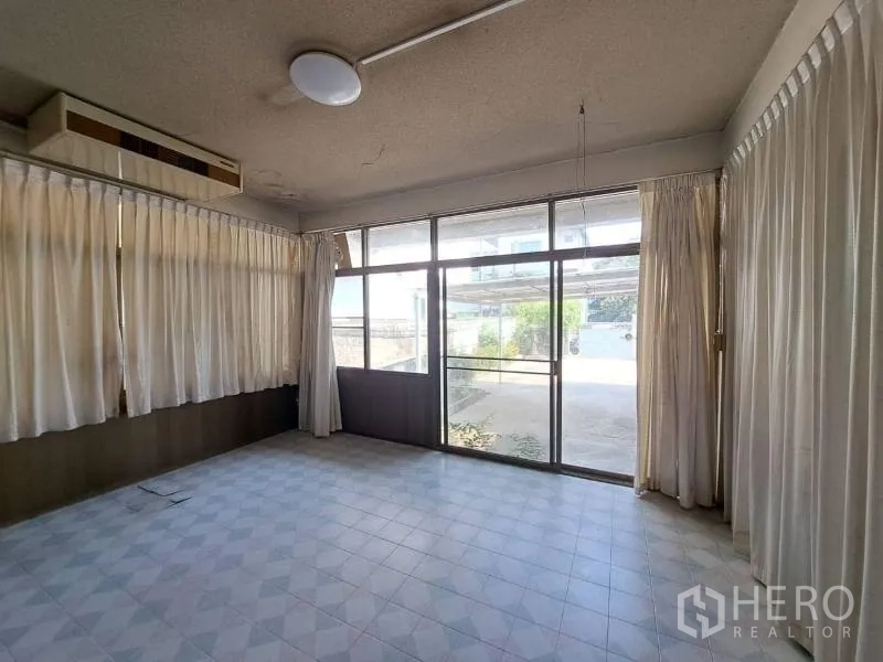 Retail Space for rent in Sathon, Bangkok - Bright corner room with floor-to-ceiling windows overlooking the front yard.
