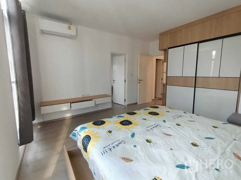 Townhouse for rent in Prawet, Bangkok - Spacious master bedroom with large wardrobe, air conditioner and natural light.
