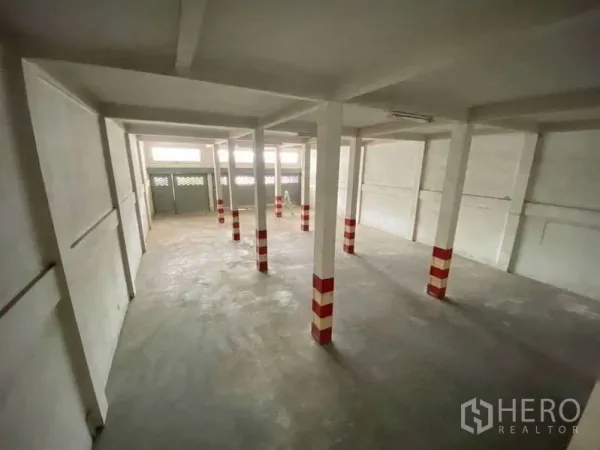 Warehouse for rent in Phasi Charoen, Bangkok - Columned storage area with concrete flooring and daylight from high windows.