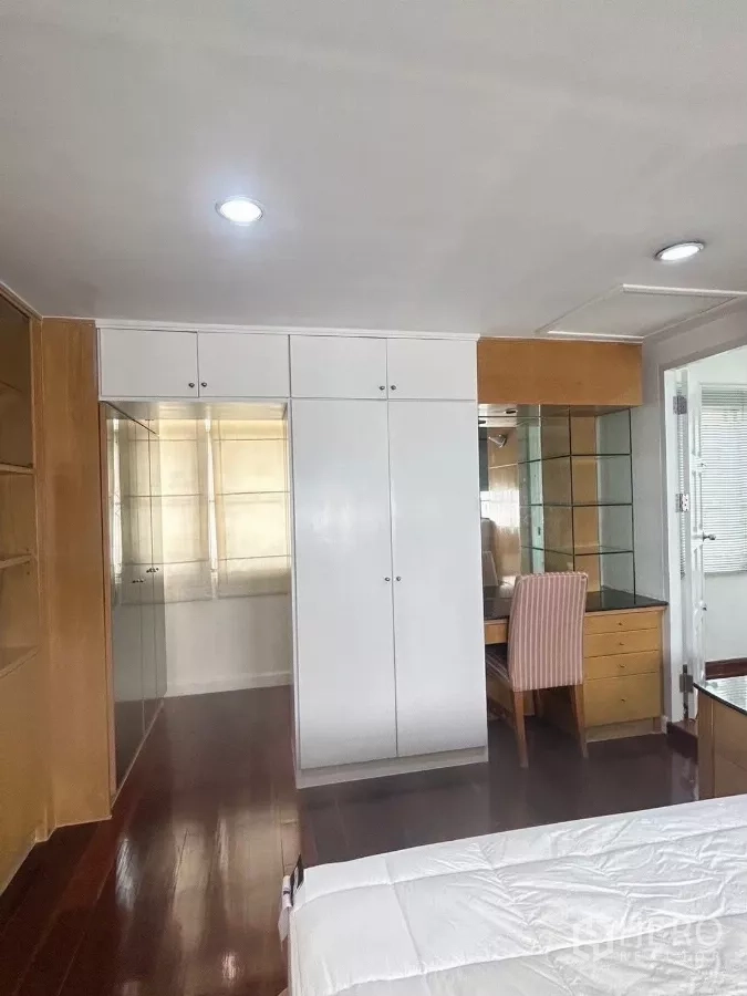 Detached House for rent in Suan Luang, Bangkok - Walk‑in closet or study with glass‑front cabinets and open shelving.