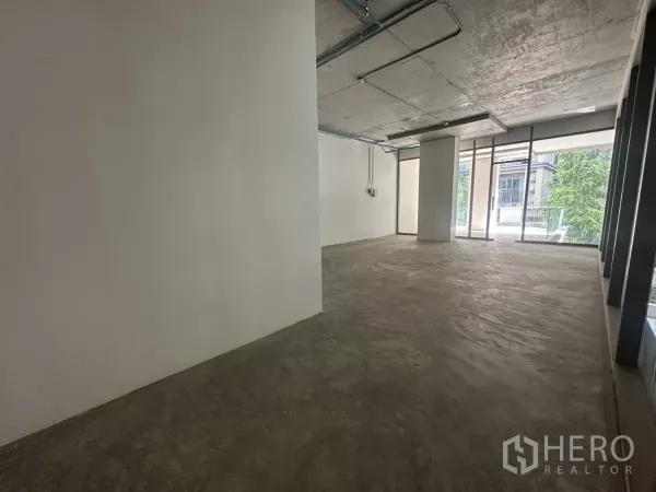 Retail Space for rent - Unfurnished 90 sq m interior with exposed ceiling and floor-to-ceiling windows, ideal for showroom or office.