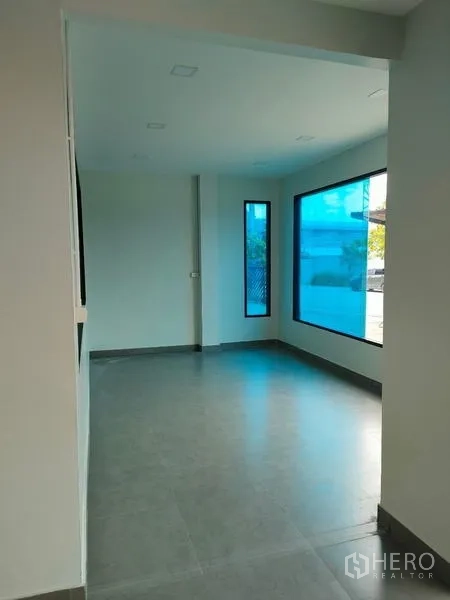 Factory for rent in Ban Phaeo, Samut Sakhon - Long office room with floor-to-ceiling windows and neutral tiles.