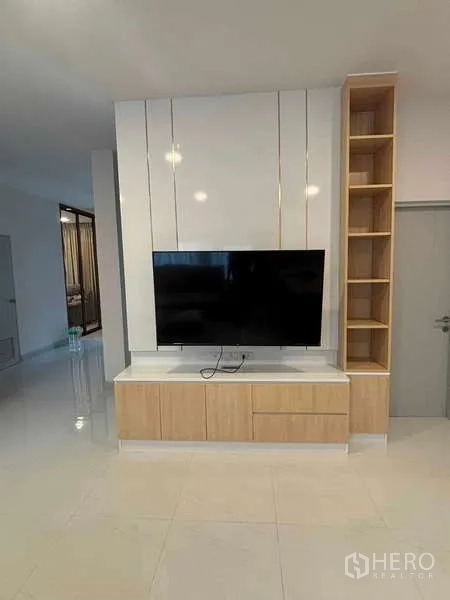 Detached House for rent in Mueang Nonthaburi, Nonthaburi - Feature wall with mounted TV and storage cabinet in a bright living space.