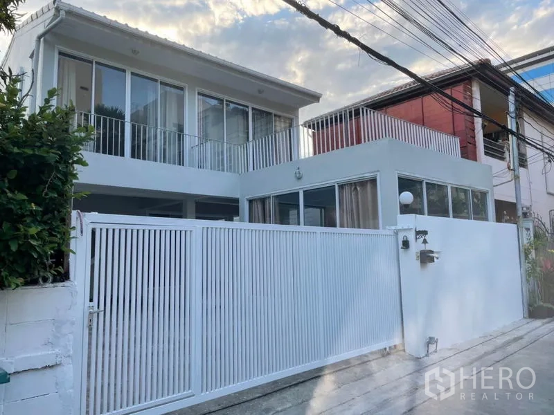 Detached House for rent in Huai Khwang, Bangkok - Modern two-storey detached house with white metal gate and sliding panels in Huai Khwang, Bangkok.