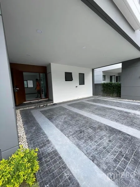 独立式住宅 出租 - 带顶双车位车棚与入户门