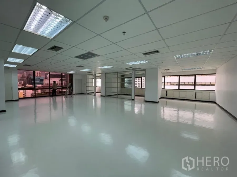 办公空间 出租在Bang Rak, Bangkok - 开阔的办公空间，多扇窗与搁架隔断