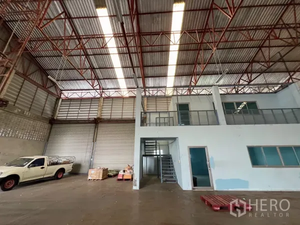 货栈 出租在Khlong Sam Wa, Bangkok - 仓库内两层夹层办公室，带楼梯与玻璃窗。