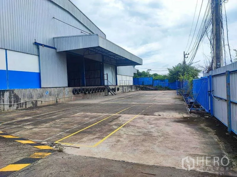 Warehouse for rent in Si Racha, Chon Buri - Covered loading bay with raised dock and spacious truck court beside the Si Racha warehouse.