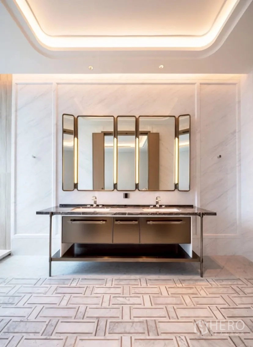 Condominium for rent or sale in Pathum Wan, Bangkok - Hotel-style bathroom with double vanity, marble finishes and mirrored cabinets.
