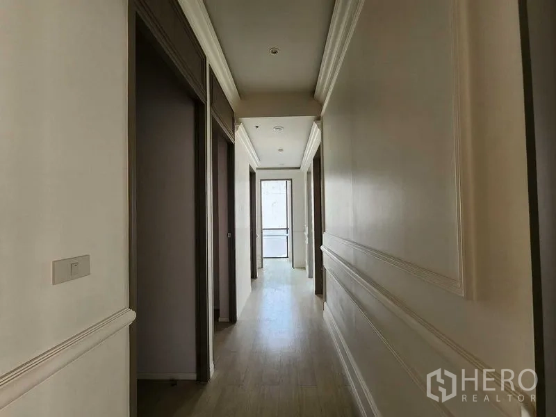 办公空间 出租在Yan Nawa, Bangkok - 长走廊，墙面线条装饰，通往独立房间。