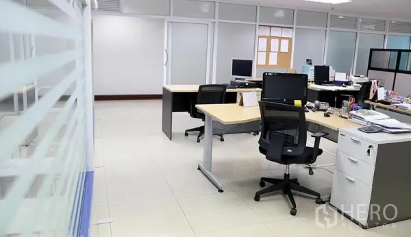 办公空间 出租在Huai Khwang, Bangkok - 工作区配有电脑、现代办公桌和磨砂玻璃隔断