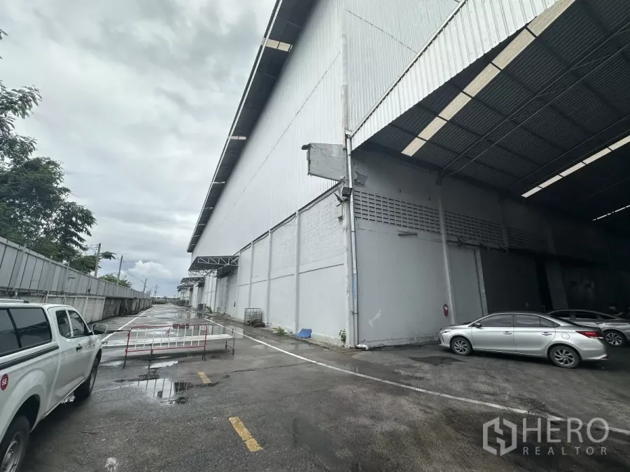 คลังสินค้า ให้เช่าในMueang Pathum Thani, Pathum Thani - ด้านนอกโกดังพร้อมชายคาขนถ่าย ทางเข้าออกกว้างและมีที่จอดรถในปทุมธานี
