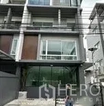 Home Office for rent in Wang Thonglang, Bangkok - Street view of the contemporary home office building with glass frontage.