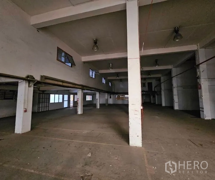 Factory for rent in Bang Kho Laem, Bangkok - Spacious interior with reinforced concrete flooring and beams.