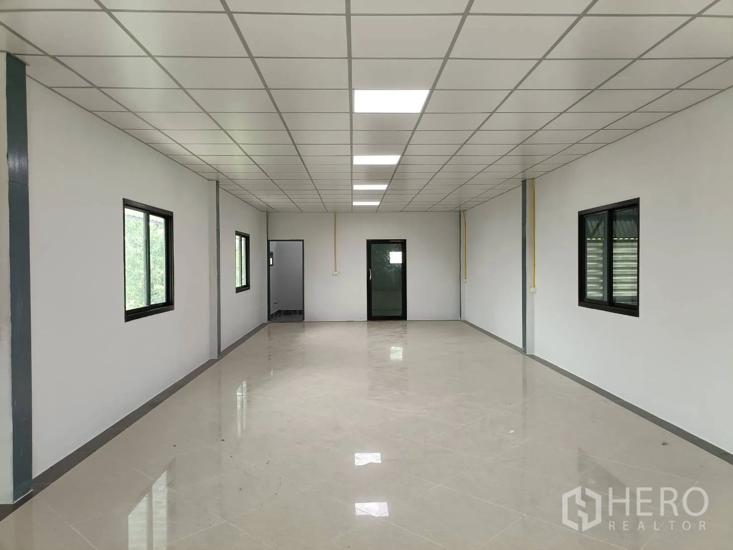 工厂 出租在Lam Luk Ka, Pathum Thani - 采光良好的瓷砖办公室，格栅吊顶，带窗与内门。