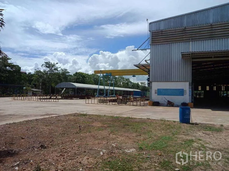 工厂 出售在Chachoengsao - 混凝土装卸场地，旁连带顶棚的作业区与金属外墙厂房。