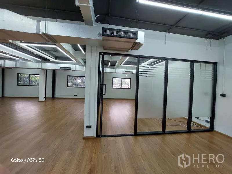 带办公室的家 出租在Khlong Toei, Bangkok - 开放工作区，带落地玻璃隔断的会议室与磨砂装饰。
