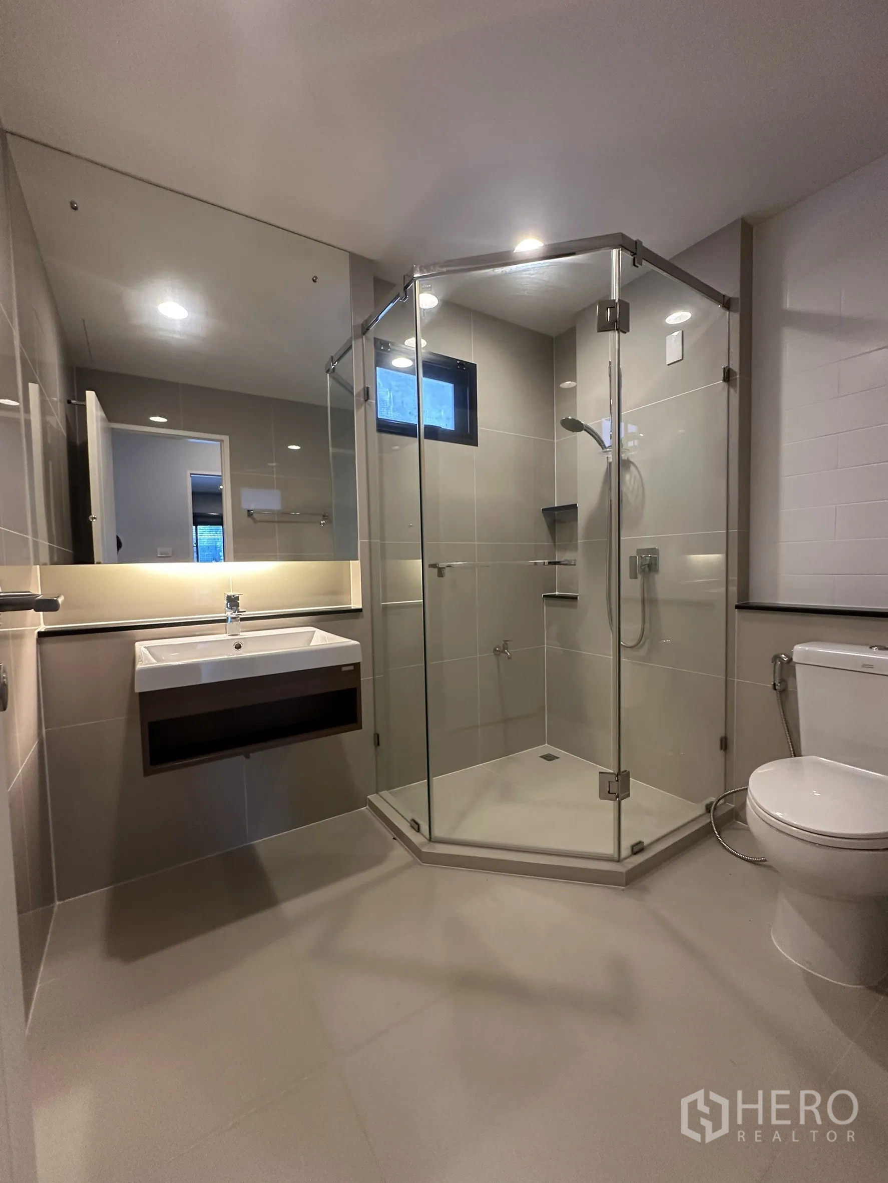 Detached House for rent in Lam Luk Ka, Pathum Thani - Bathroom with long soaking bathtub, vanity and high windows.