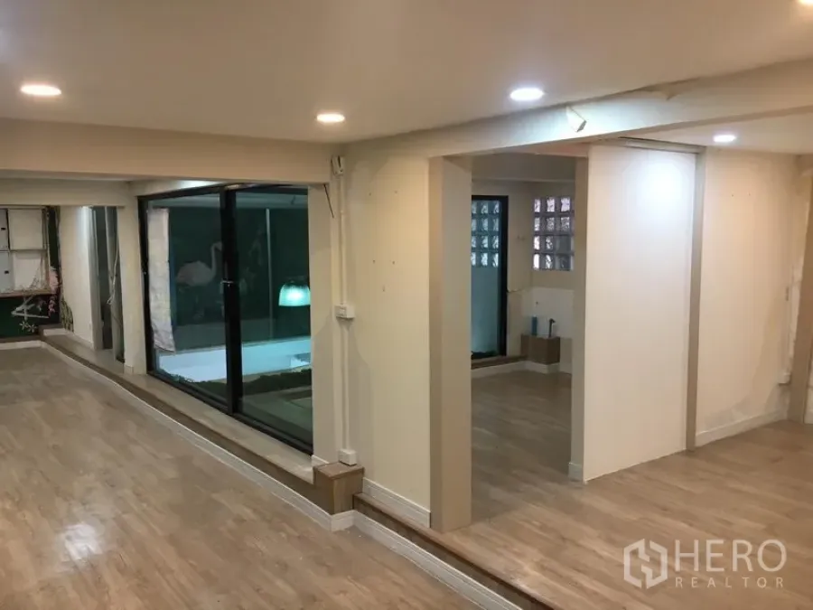 Retail Space for rent in Watthana, Bangkok - Open-plan retail interior with wood flooring, recessed lights and sliding glass partitions.