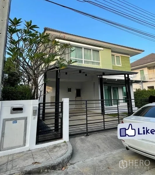 Detached House for sale in Khlong Toei, Bangkok - Two-storey detached house with gated carport and sliding metal gate in Khlong Toei.