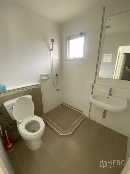 Detached House for rent - Compact bathroom with walk-in shower zone, toilet and window.