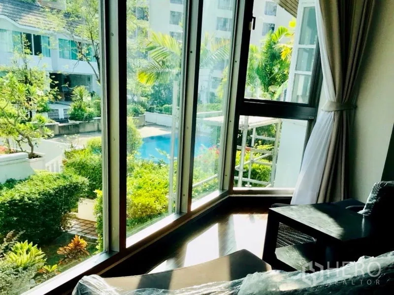 Townhouse for rent or sale in Khlong Toei, Bangkok - Corner bay window overlooking landscaped gardens and the shared swimming pool.
