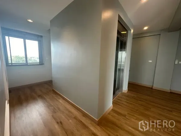 Home Office for rent in Suan Luang, Bangkok - Bright corridor with window and private passenger lift access.