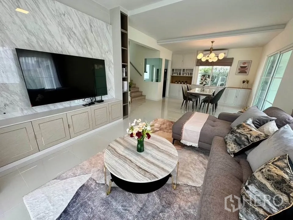 บ้านเดี่ยว for rent in Bang Phli, Samut Prakan - ห้องนั่งเล่นพร้อมผนังบิวท์อินติดทีวี ชั้นวางของ และโซฟานุ่มสบาย.