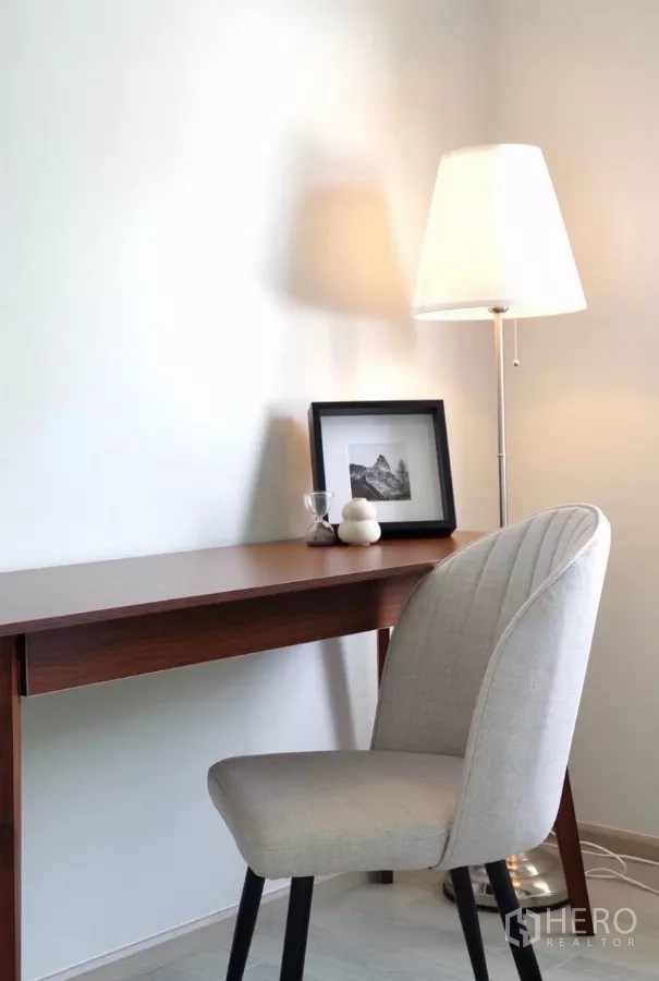 Detached House for rent in Bang Phli, Samut Prakan - Minimalist work corner with wooden desk, upholstered chair and floor lamp.