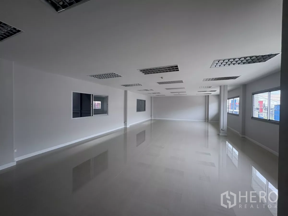 Factory for rent in Bang Phli, Samut Prakan - Pantry with long counter and sink adjacent to restroom access.