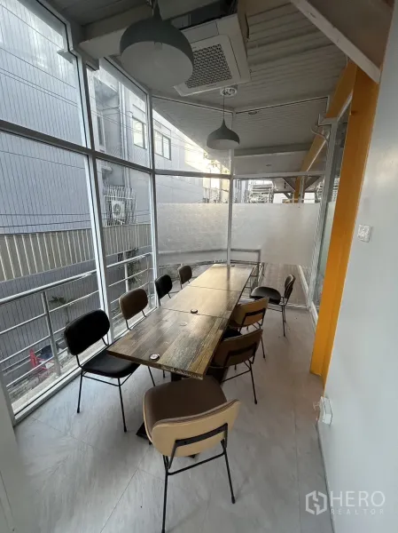 Retail Space for rent in Khlong Toei, Bangkok - Private glass-enclosed room with a long communal table and ceiling air-conditioning.