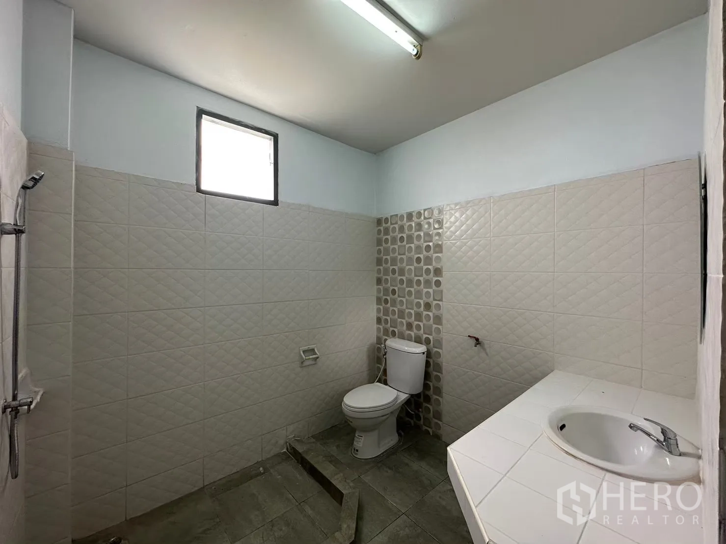 Factory for rent in Bang Bua Thong, Nonthaburi - Clean bathroom with shower, toilet, and tiled walls.